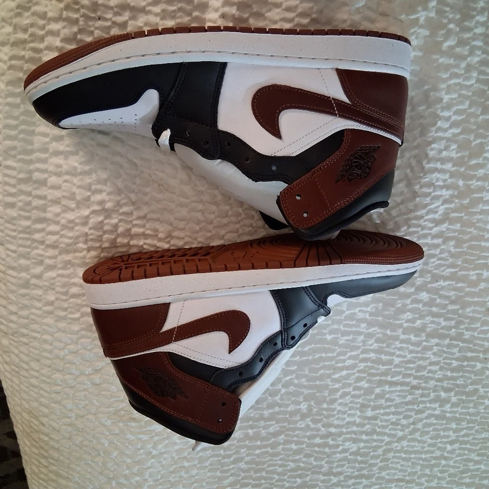 Air Jordan 1 Mid SE 'Dark Pony' HF3216-102 Size 11 Brand New